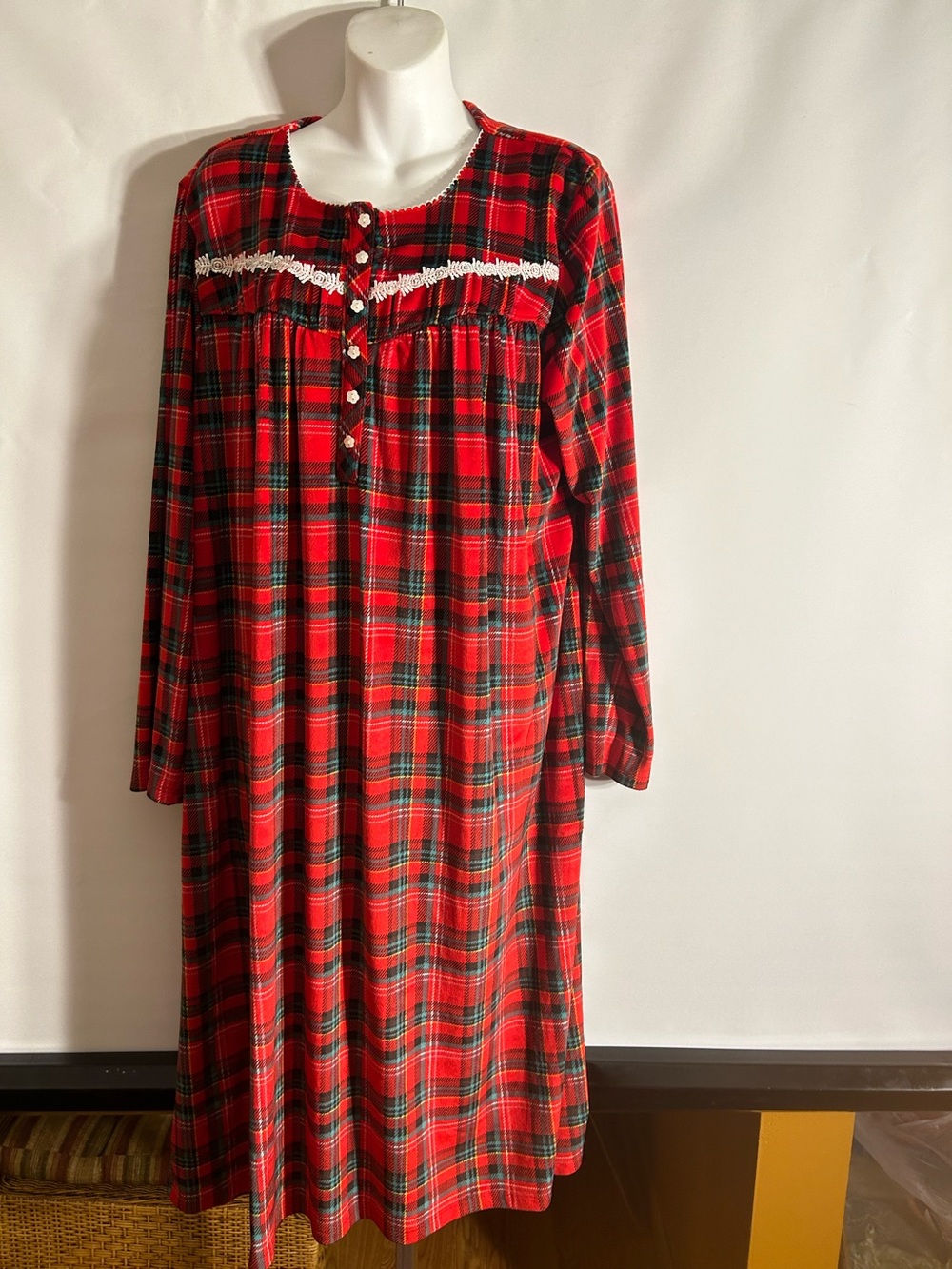 SECRET TREASURE WINTER RED /GREEN/WHITE PLAID (6) FLOWER BUTTONS NIGHTGOWN 16/18